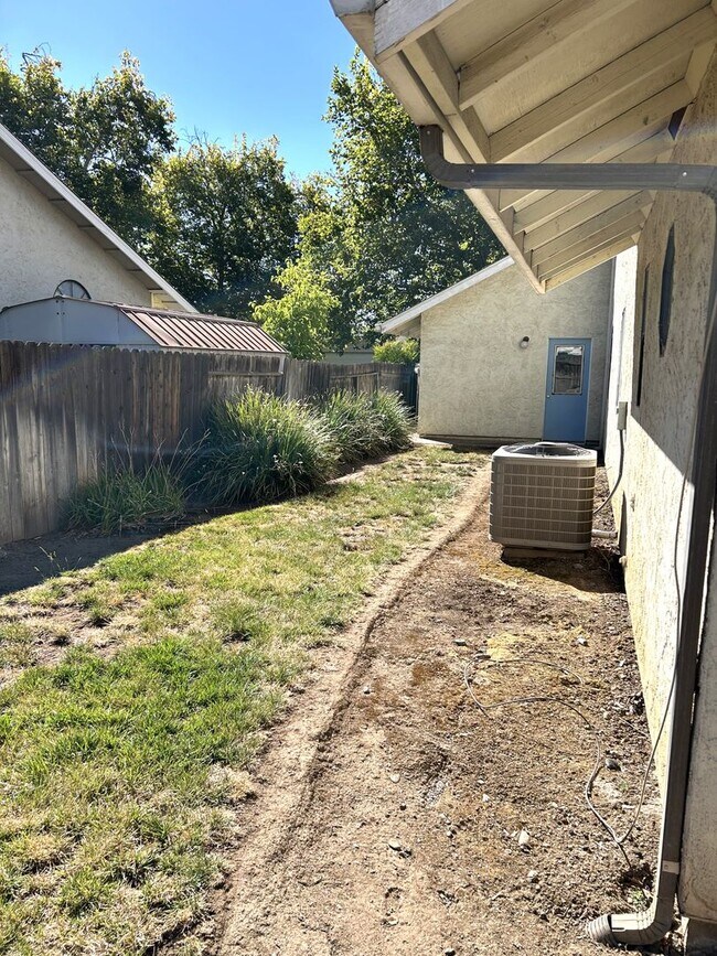 Building Photo - 4 bed/ 2 bath home between The Avenues and Amber Grove