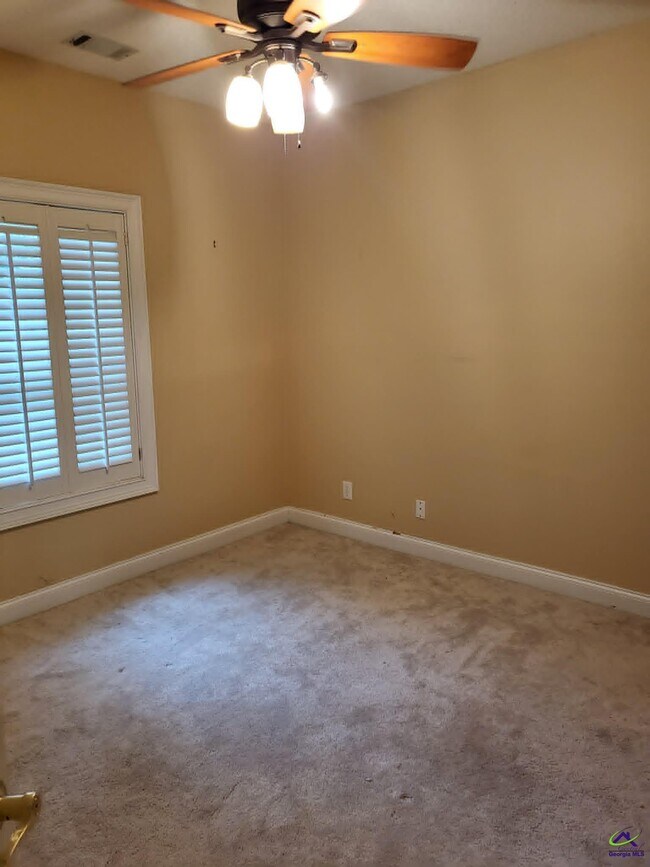Building Photo - 406 Royal Crest Cir