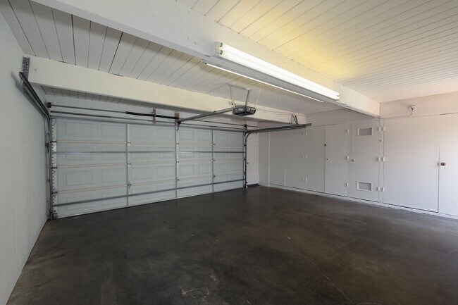 Building Photo - 173 W Elfin Green