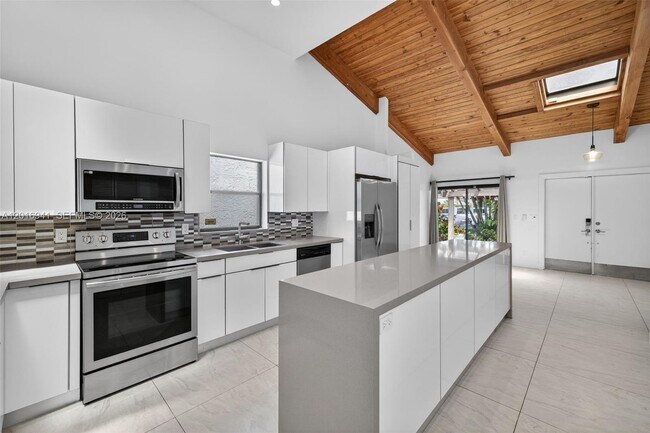 Building Photo - 2619 Parkview Dr S