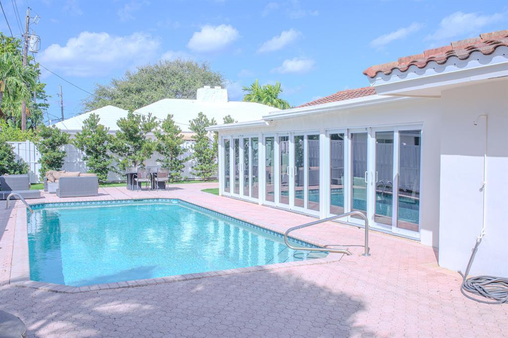 Building Photo - 2730 NE 40th Ct