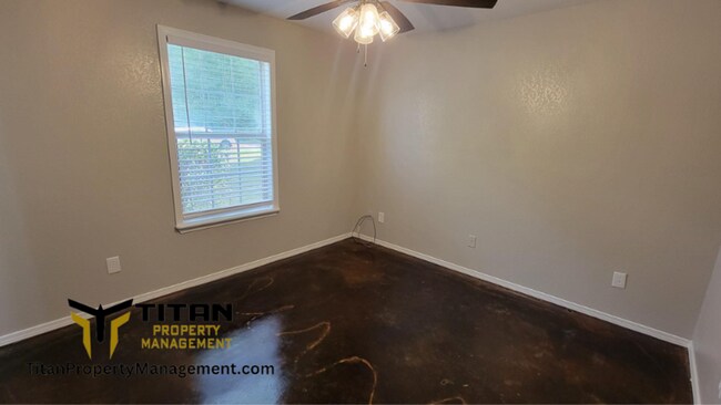 Building Photo - 3bed/ 2 bath home