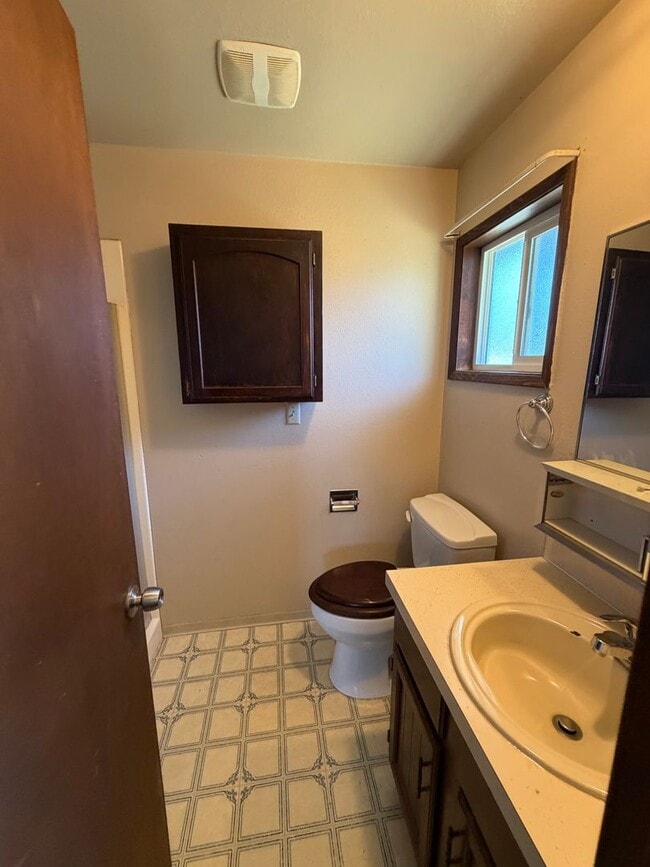 Building Photo - The Perfect House for Roommates, 6bdrms, 3.5 baths, 1.5 miles from Oregon Tech and Sky Lakes Medi...