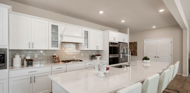 Building Photo - Spacious 5-bedroom, 3.5-bath in Tahoma Ridge Community
