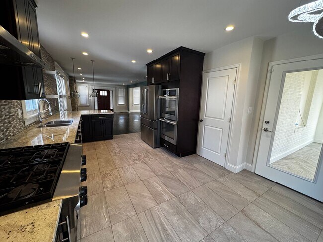 Building Photo - NEWLY RENOVATED EXPANSIVE 5BD 4BA BRIGHTWOOD HOME