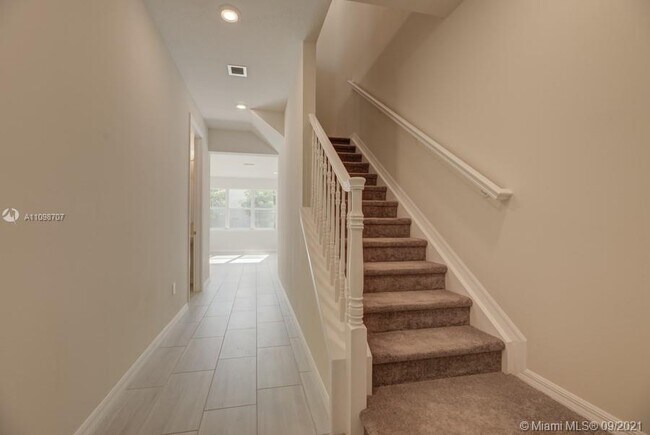 Building Photo - 1585 Evergreen Terrace