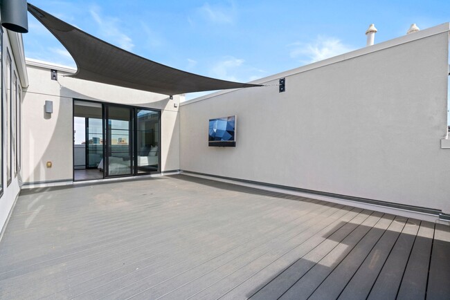 Building Photo - LUX 3BD, 5BA Townhome Near Cherry Creek, C...
