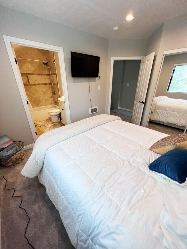 Building Photo - Beautifully Furnished 2 Bed/2.5 Bath Townhome in the Desirable Woodlands of La Jolla
