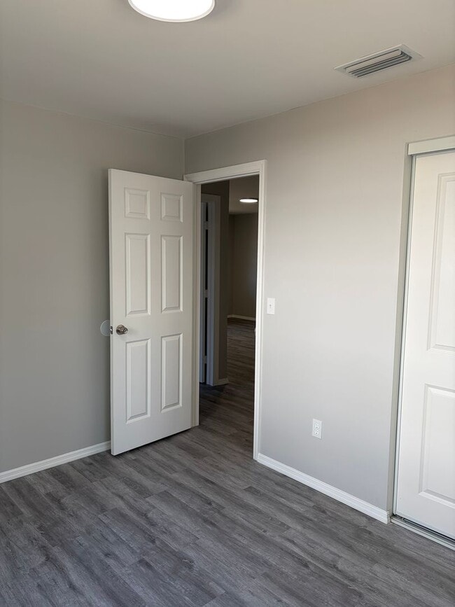 Building Photo - Newly Renovated 2 Bedroom Duplex in Maitland Available Now! Modern Finishes!