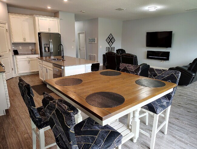 Building Photo - "Resort-Style Living in Davenport: Spacious 4-Bedroom Home with Solar Panels, Internet Included &...