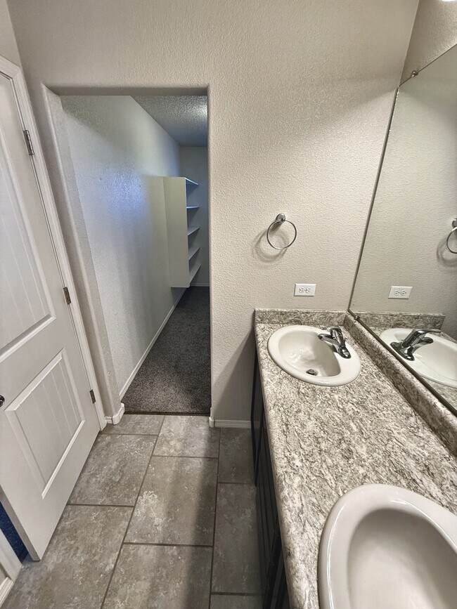 Building Photo - 8936 Mission Ridge Dr