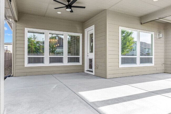 Building Photo - Beautiful split bedroom floorplan in the Sky Mesa Community!