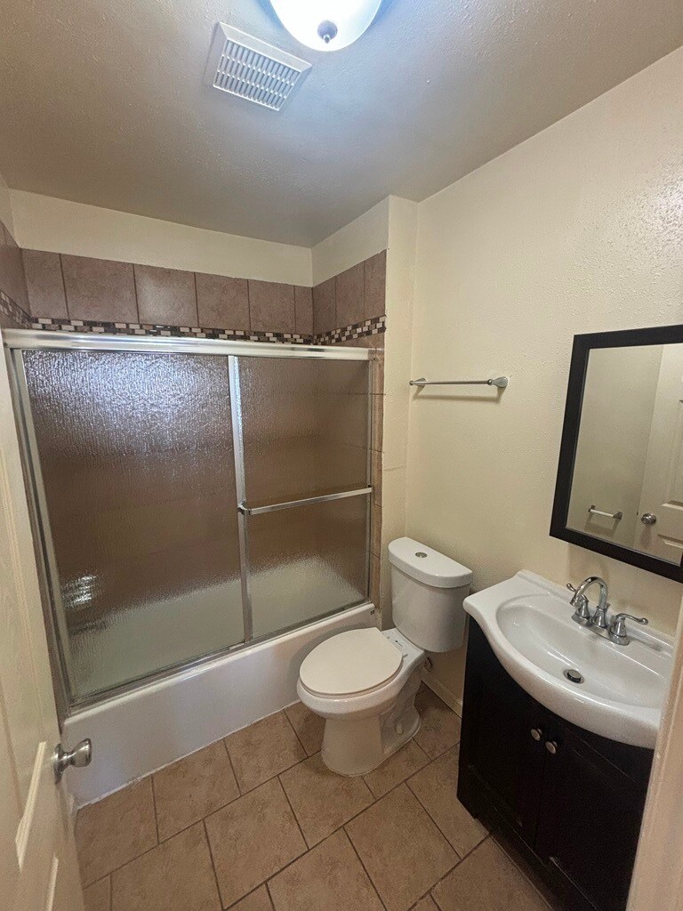 Building Photo - 1024 1/2 W 65th St