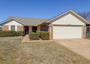 Building Photo - 2205 Shamrock Dr