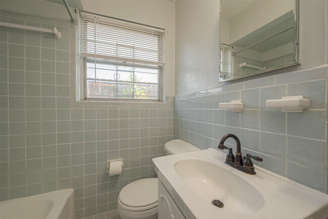 Building Photo - 3426 Bradford St