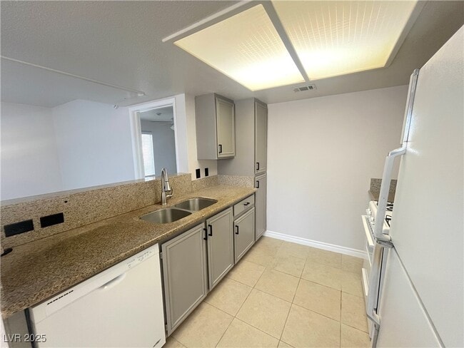 Building Photo - 8070 W Russell Rd