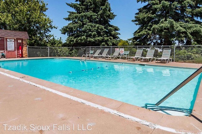 Building Photo - 2 br, 1 bath Apartment - 1900 W 6th St.