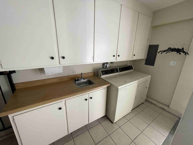 Building Photo - LARGE ENCINO SPA CONDO!