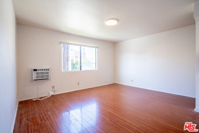 Building Photo - 820 S St Andrews Pl