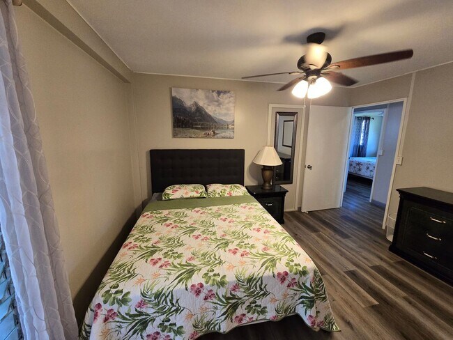 Building Photo - Central, 4 Parking Available, Furnished or...