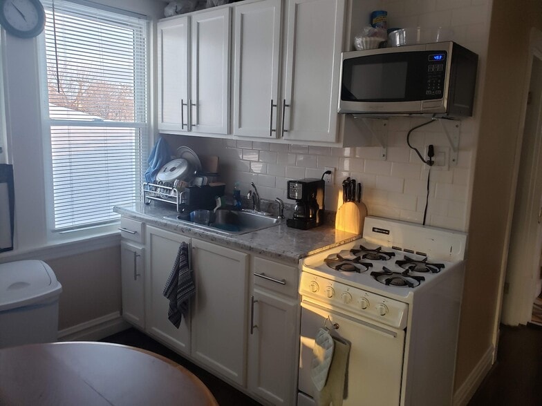 Kitchen - 2835 S Harvey Ave