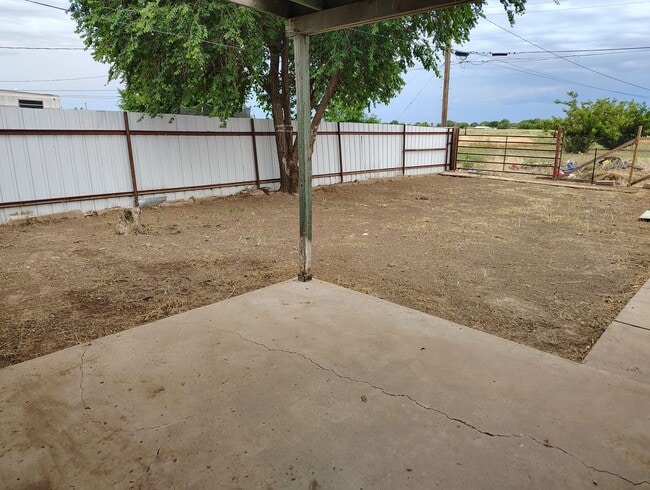 Building Photo - AVAILABLE NOW- Newly remodeled - Cute and ...