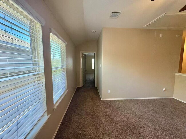 Building Photo - Cozy and well-kept 4 beds rental home in H...