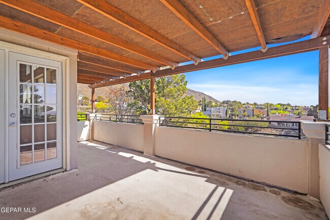 Building Photo - 624 Skydale Dr