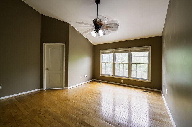 Building Photo - Tower Oaks First-Time Townhome in Rockville is Move-in Ready!