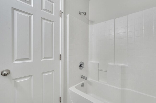 Building Photo - 145 Red Oak Dr