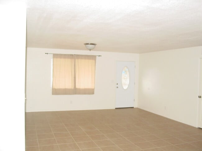 Building Photo - 3BR/2BA/2GA 1,768 sq.ft. rental in Sierra Vista, AZ- Brand New Tile In Bedrooms!!!