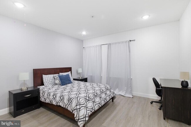 Building Photo - 925 N Broad St