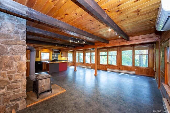 Building Photo - 559 Quaker Hill Rd