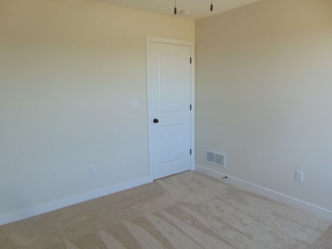 Building Photo - New Modern 3 Bed 2 Bath House