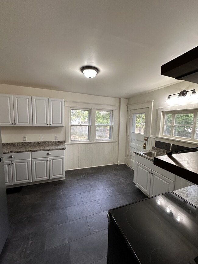 Building Photo - 910 S Main St