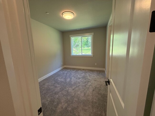 Building Photo - Spacious home in Bremerton.  Apply today t...