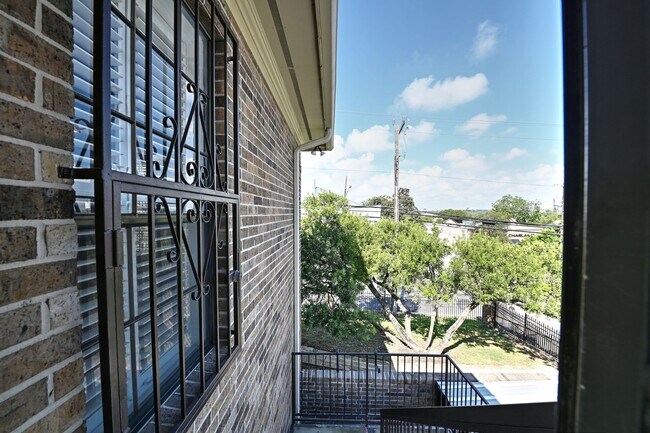 Building Photo - ALAMO HEIGHTS SCHOOL DISTRICT CONDO