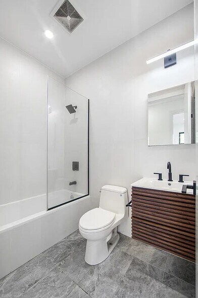 Building Photo - 411 11th St