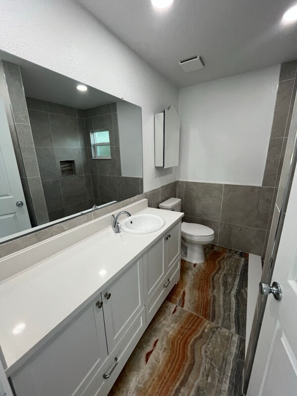 Building Photo - 957 Lewis Dr