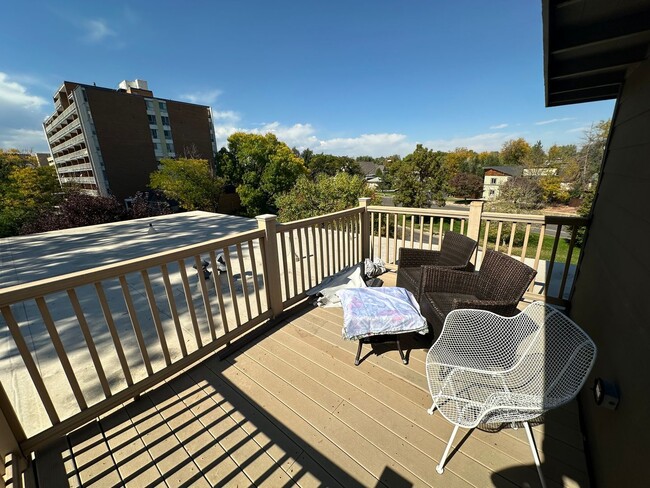 Building Photo - Charming Mayfair Townhome with Private Roof Top Deck- Move in Feb 1st- Flexible Lease Terms!