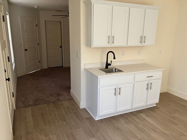 Building Photo - 5 bedroom 3 1/2 bath house in gated commun...