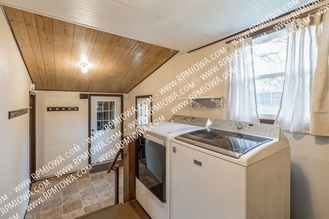 Building Photo - 1112 Main St