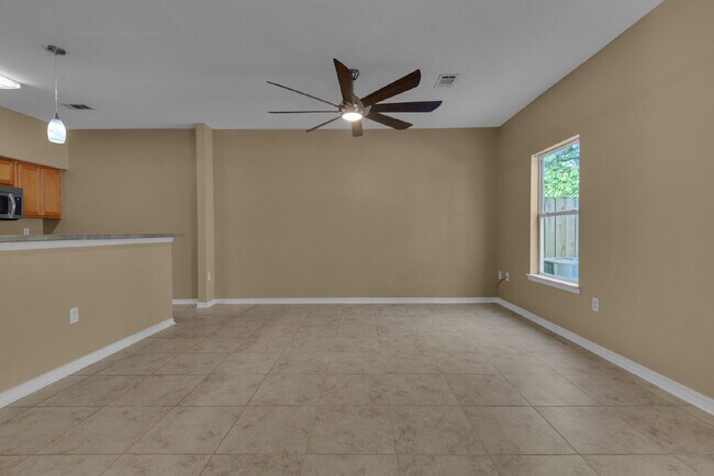 Building Photo - "Charming 3-Bed Townhouse Retreat with 2.5...