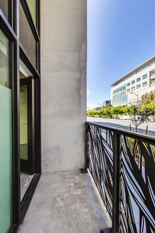 Building Photo - 2 bed/2 bath Loft with Private Patio on Ma...