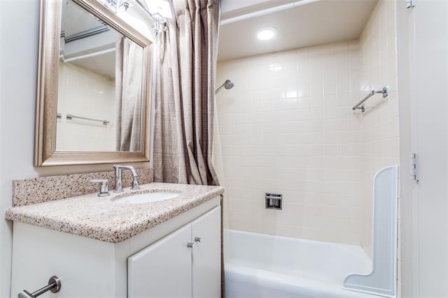 Building Photo - 6211 W Northwest Hwy