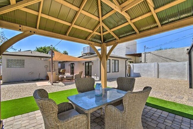 Building Photo - 4 Bed, 3 Bath, stunning home, located in t...