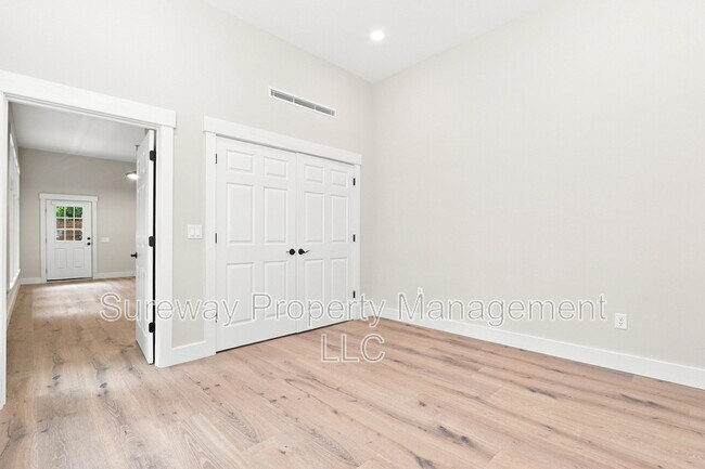Building Photo - 5565 Pennell Rd