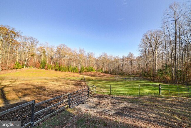 Building Photo - 24900 Fox Run Ln