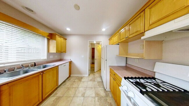 Building Photo - RENT SPECIAL! $500 OFF OF FIRST MONTH! 3 Bedroom, 2.5 Bath in the Cordata/Meridian Area!