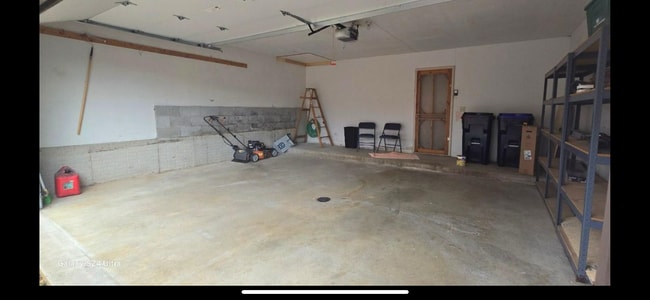 Building Photo - 405 Hillcrest St E